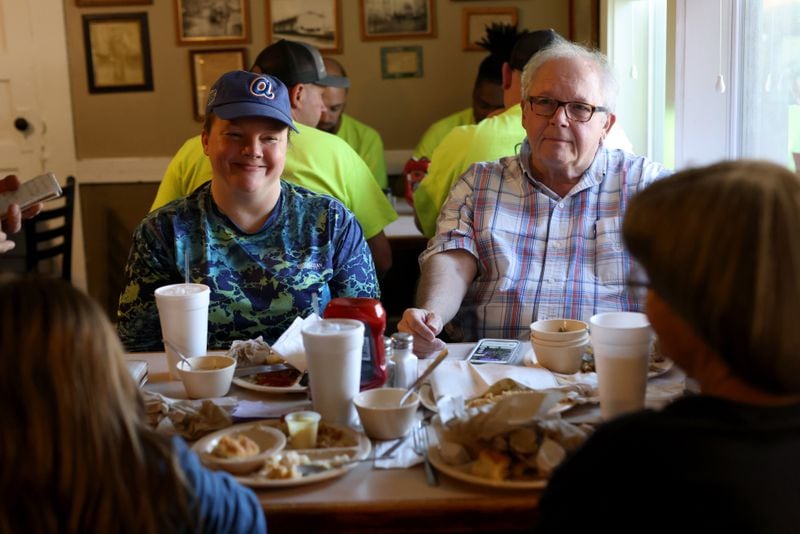 Customer Bethany Jackson, left, has lunch with her father Steven Spradley, right, mother Debi Spradley, bottom right, and niece Tatum Walker, bottom left, at Doug’s Place, a meat and three restaurant, on Old Allatoona Road, Thursday, November 3, 2022, in Emerson, Ga. (Jason Getz / Jason.Getz@ajc.com)