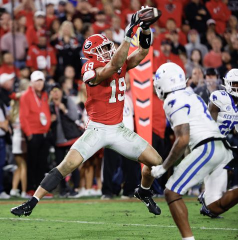 Georgia Bulldogs tight end Brock Bowers (19) makes this touchdown reception to bring the score to 44 - 13 during the second half of an NCAA football game between Kentucky and Georgia in Athens on Saturday, Oct. 7, 2023.  (Bob Andres for the Atlanta Journal Constitution)