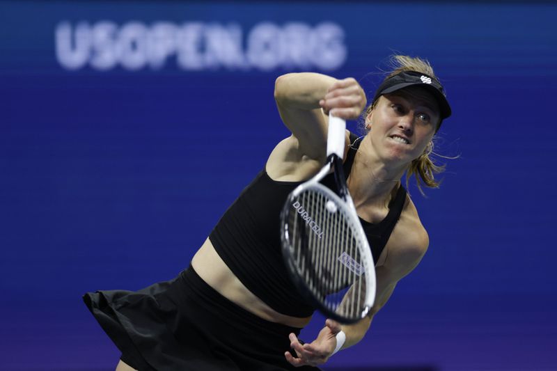 Liudmila Samsonova, of Russia, serves to Iga Swiatek, of Poland, during a fourth round match of the U.S. Open tennis championships, Monday, Sept. 2, 2024, in New York. (AP Photo/Adam Hunger)