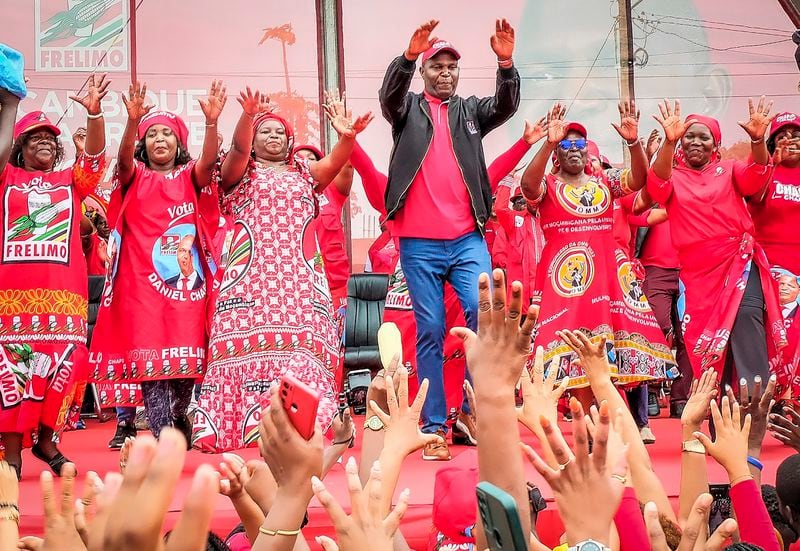 Supporters take part in a ruling party rally for presidential candidate Daniel Chapo, centre, ahead of elections, in Maputo, Mozambique, Sunday, Oct. 6, 2024. (AP Photo/Carlos Uqueio)