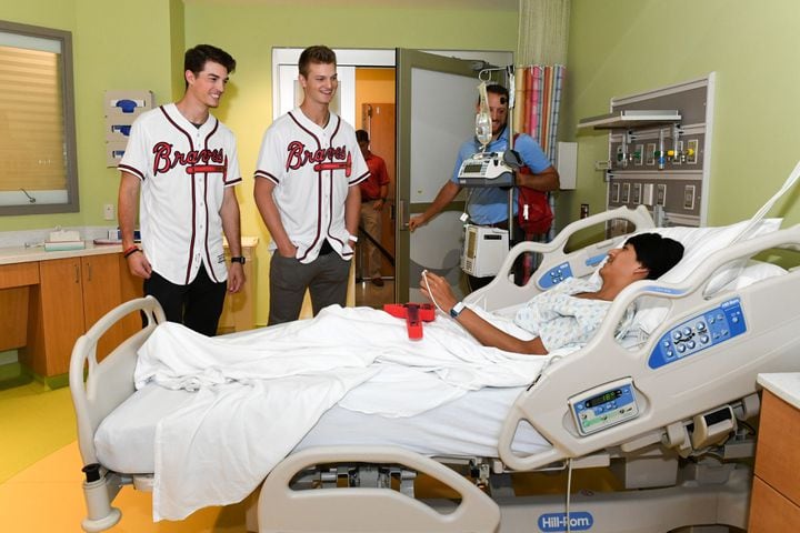 Photos: Braves visit Children’s Healthcare