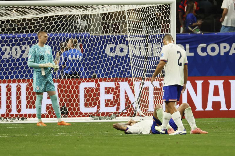 U.S. players react to a loss to Panama in a Copa América 2024 Group C soccer match Thursday, June 27, 2024, in Atlanta. (Miguel Martinez/Atlanta Journal-Constitution via AP)
