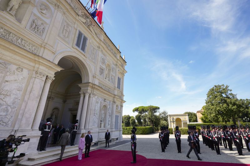 Italian Premier Giorgia Meloni, center left, welcomes U.K. Prime Minister Keir Starmer as they meet at Villa Panphilj in Rome, Monday, Sept. 16, 2024. U.K. Prime Minister Keir Starmer is meeting Italian Premier Giorgia Meloni in Rome on Monday, as the two very different politicians, from left and right, seek common cause to curb migrants reaching their shores by boat. The visit comes after at least eight seaborne migrants died off the French coast over the weekend. (AP Photo Andrew Medichini)