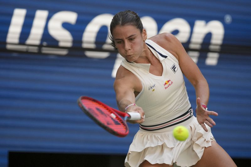 Emma Navarro, of the United States, returns a shot to Paula Badosa, of Spain, during the quarterfinals of the U.S. Open tennis championships, Tuesday, Sept. 3, 2024, in New York. (AP Photo/Pamela Smith)