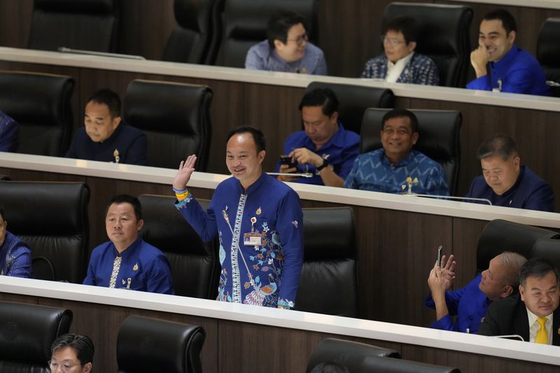 Lawmakers vote to select a new prime minister at the Parliament in Bangkok, Thailand Friday, Aug. 16, 2024. (AP Photo/Sakchai Lalit)