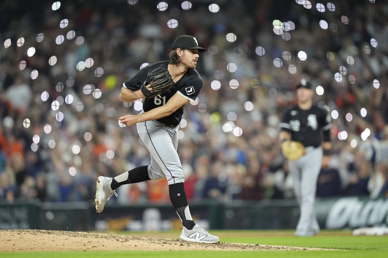 Chicago White Sox pitcher Fraser Ellard throws warmup pitches during the seventh inning of a baseball game against the Detroit Tigers, Friday, Sept. 27, 2024, in Detroit. (AP Photo/Carlos Osorio)