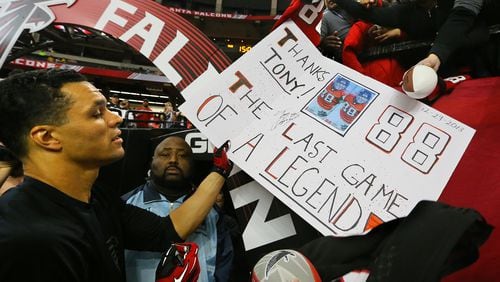 *** EARLY VISUAL LEDE**** 122913 ATLANTA: -- THE LAST GAME OF A LEGEND -- Falcons tight end Tony Gonzalez signs autographs for fans before playing the final game of his 17-year NFL career against the Panthers on Sunday, Dec. 29, 2013, in Atlanta. CURTIS COMPTON / CCOMPTON@AJC.COM