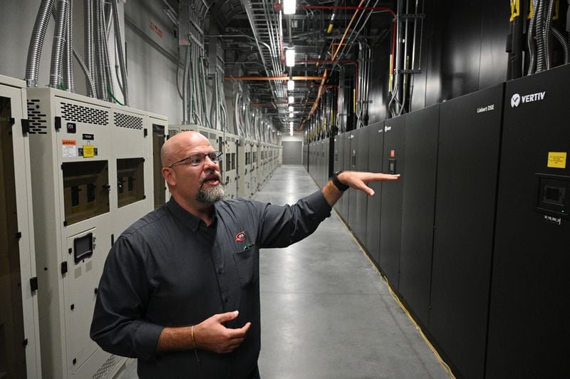 August 31, 2022 Atlanta - Brian Huard, site director, gives a tour of the inside QTS’s Atlanta Data Center Campus in Atlanta on Wednesday, August 31, 2022. QTS Mega Data Center campus, featuring its own on-site Georgia Power substations and direct fiber access to a wide variety of carrier alternatives. (Hyosub Shin / Hyosub.Shin@ajc.com)