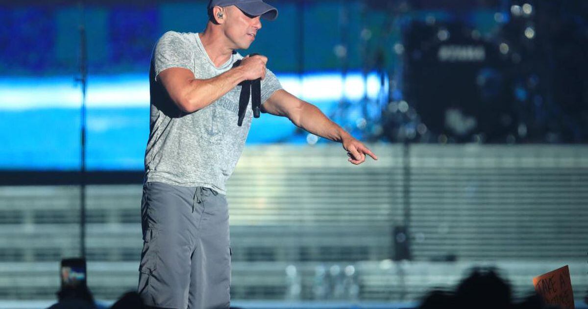 Kenny Chesney brings Eagles, Lombardi trophy onstage at Lincoln Financial  Field show