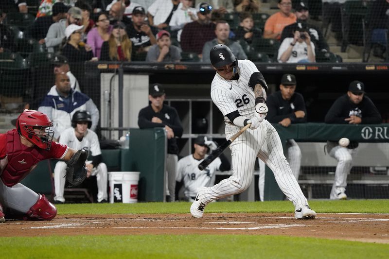 Chicago White Sox's Korey Lee hits a two-run home run against the Los Angeles Angels during second inning of a baseball game, Wednesday, Sept. 25, 2024, in Chicago. (AP Photo/David Banks)