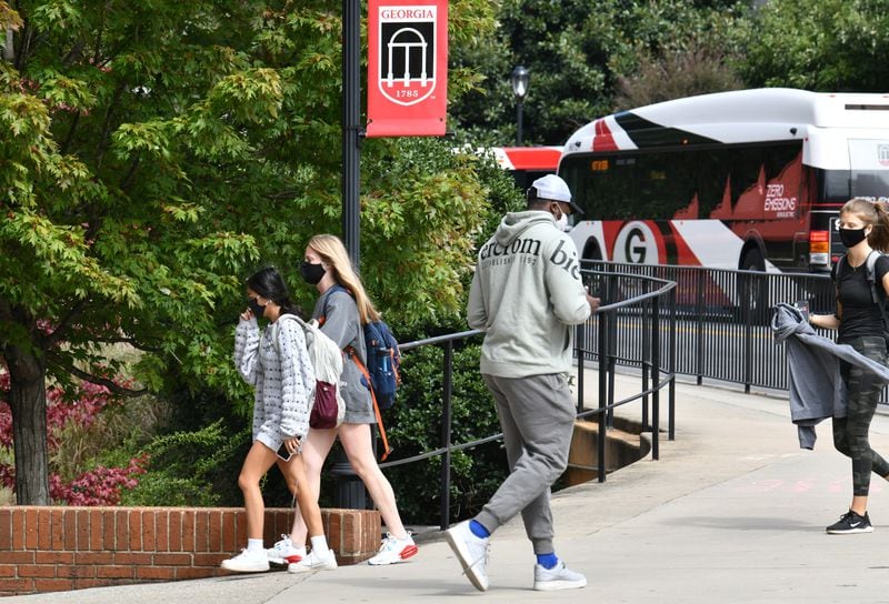 Students wear face masks as they make their way through the campus in the University of Georgia campus in Athens on Wednesday, September 23, 2020. (Hyosub Shin / Hyosub.Shin@ajc.com)