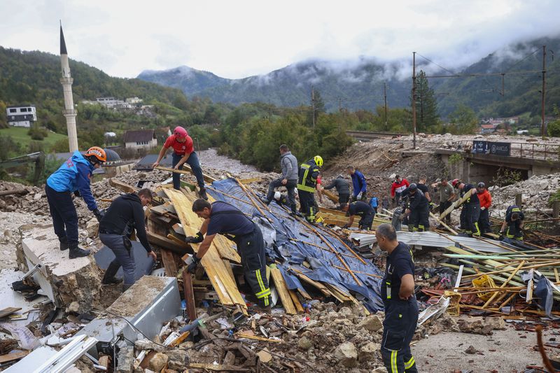 Rescuers search for missing people after floods and landslides in the village of Donja Jablanica, Bosnia, Saturday, Oct. 5, 2024. (AP Photo/Armin Durgut)