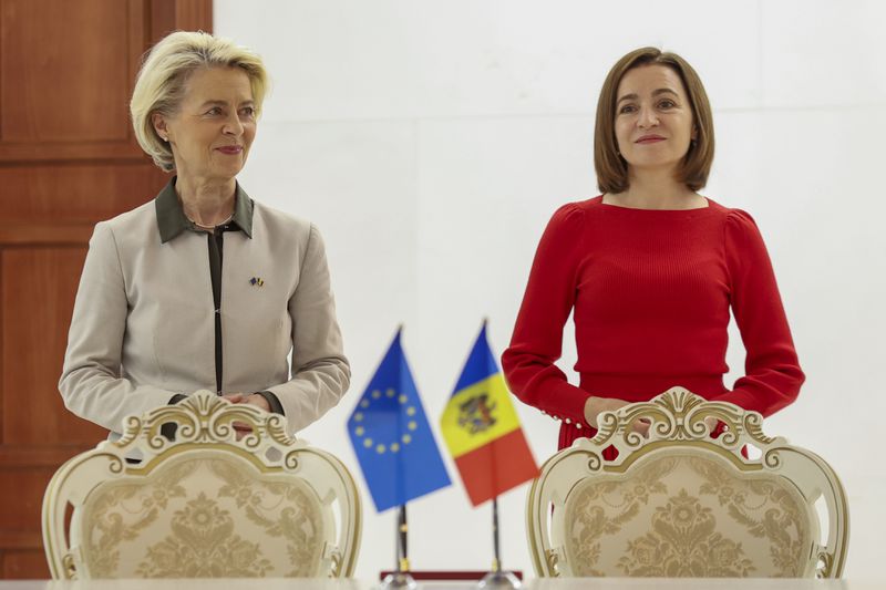 FILE - European Commission President Ursula von der Leyen, left, stands next to Moldova's President Maia Sandu, in Chisinau, Moldova, Thursday, Oct. 12, 2023. The European Union agreed Friday, June 21, 2024, to start membership negotiations with embattled Ukraine and Moldova, another step in the nations' long journey to move closer to the West and mute Russia's influence. (AP Photo/Aurel Obreja, File)