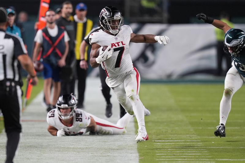 Atlanta Falcons running back Bijan Robinson (7) runs with the ball for a first down during the second half of an NFL football game against the Philadelphia Eagles on Monday, Sept. 16, 2024, in Philadelphia. (AP Photo/Chris Szagola)