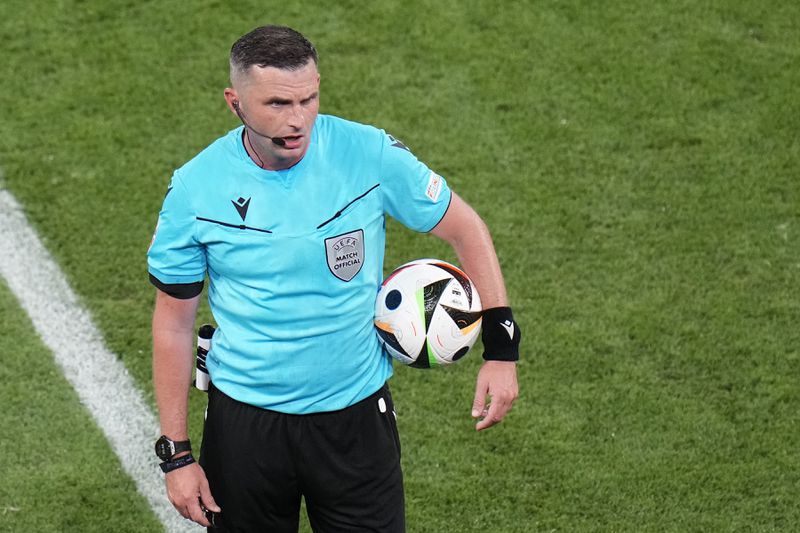 Referee Michael Oliver during a round of sixteen match between Germany and Denmark at the Euro 2024 soccer tournament in Dortmund, Germany, Saturday, June 29, 2024. (AP Photo/Hassan Ammar)