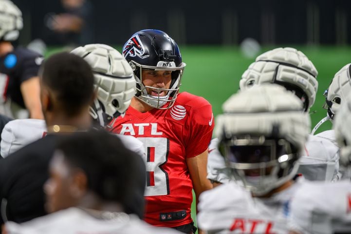 Kirk Cousins talks with his teammates during practice. (Jamie Spaar for the Atlanta Journal Constitution)