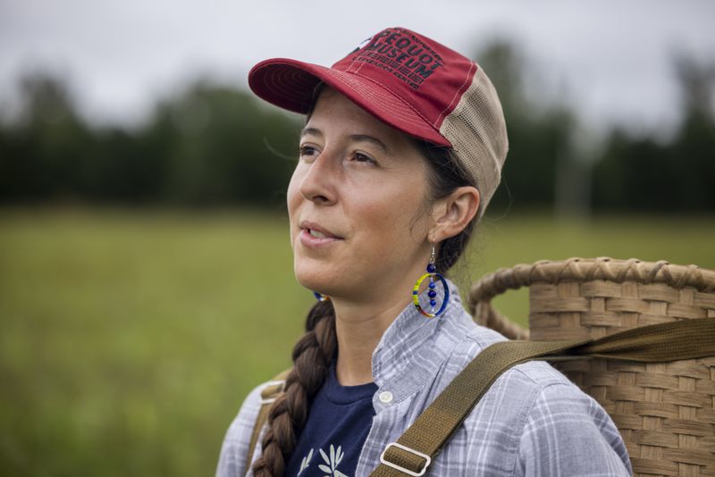 Lea Zeise, one of Ohe·laku's co-coordinators of the non-profit that works with the families planting crops, pauses during the white corn harvest on the Oneida Indian Reservation on Friday, Aug. 30, 2024, in Oneida, Wis. (AP Photo/Mike Roemer)