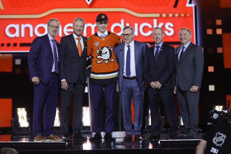 Beckett Sennecke, center left, poses after being selected by the Anaheim Ducks during the first round round of the NHL hockey draft Friday, June 28, 2024, in Las Vegas. (AP Photo/Steve Marcus)