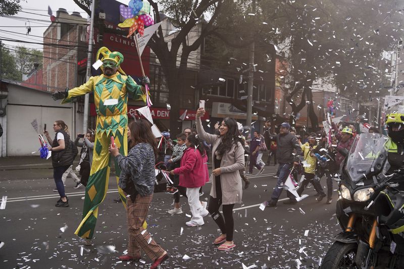 Supporters of Claudia Sheinbaum cheer as her vehicle passes on the way to her swearing-in as Mexico's new president in Mexico City, Tuesday, Oct. 1, 2024. (AP Photo/Aurea Del Rosario)