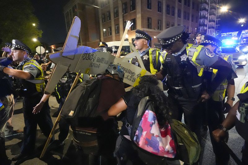 Police move protesters during a demonstration near the Democratic National Convention Thursday, Aug. 22, 2024, in Chicago. (AP Photo/Alex Brandon)