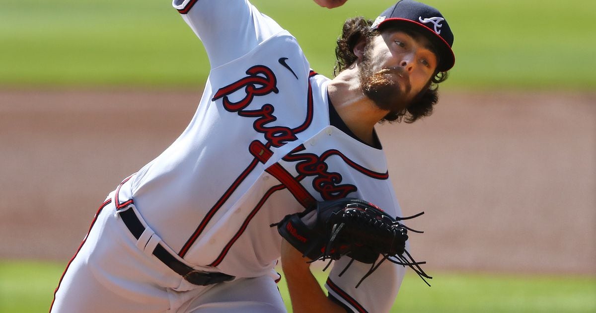 Atlanta Braves starting pitcher Steve Avery walks off the field