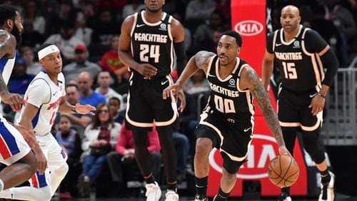 Hawks' Jeff Teague dribbles down the court. (Hyosub Shin / Hyosub.Shin@ajc.com)