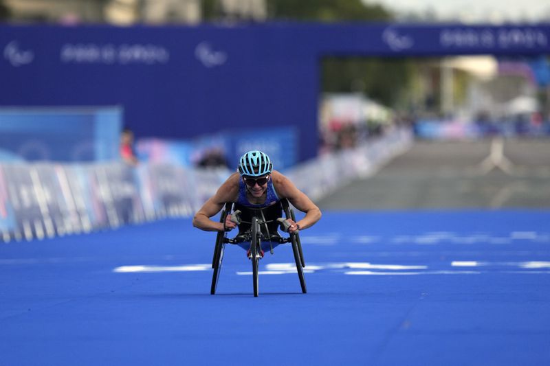 Susannah Scaroni of the U.S. wins the bronze medal in the women's marathon T54 at the 2024 Paralympics, Sunday, Sept. 8, 2024, in Paris, France. (AP Photo/Thibault Camus)