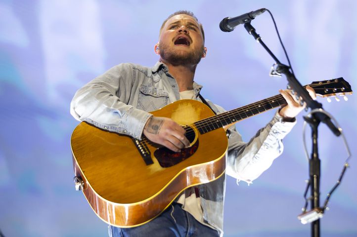 Atlanta, Ga: Zach Bryan played to a sold-out crowd of cowboy hat-clad fans who sang along with every word. Photo taken Saturday August 10, 2024 at Mercedes Benz Sadium. (RYAN FLEISHER FOR THE ATLANTA JOURNAL-CONSTITUTION)