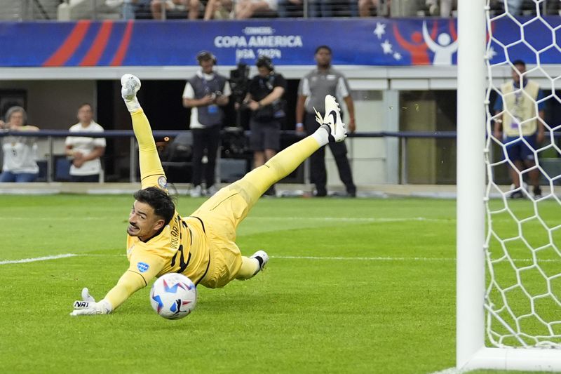 Bolivia's goalkeeper Guillermo Viscarra fails to stop a goal by Folarin Balogun of the United States during a Copa America Group C soccer match in Arlington, Texas, Sunday, June 23, 2024. (AP Photo/Tony Gutierrez)