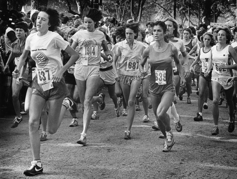 #637 Mary Shea won first place, #639 Gayle Barron placed second. Photo shows runners leaving the starting line. November 4, 1978 (Louie Favorite / AJC staff)