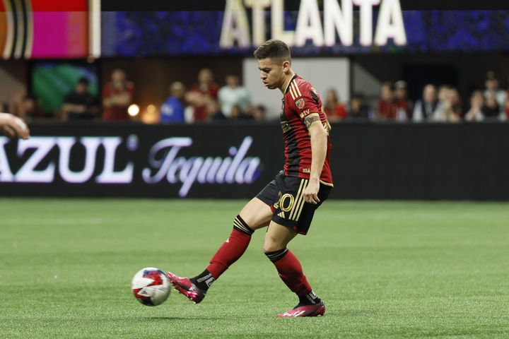 Atlanta United midfielder Mateus Rossetto (20) controls the ball against Liga MX Toluca.  Miguel Martinez / miguel.martinezjimenez@ajc.com