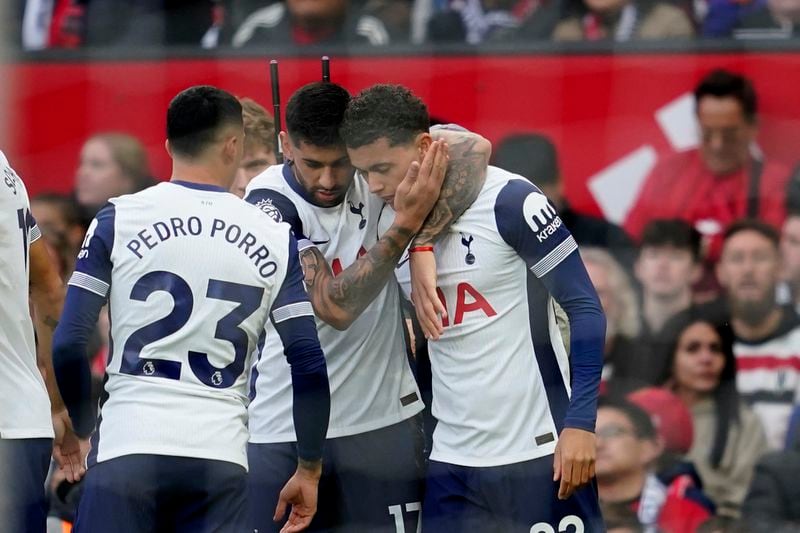 Tottenham's Brennan Johnson, right, celebrates after scoring his side's opening goal during the English Premier League soccer match between Manchester United and Tottenham Hotspur at Old Trafford stadium in Manchester, England, Sunday, Sept. 29, 2024. (AP Photo/Dave Thompson)