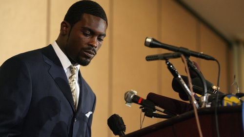 Michael Vick (cq) makes apologies for being involved in dog fighting during a press conference Monday morning, August 27, 2007,  just after his plea hearing in federal court in Richmond. ( Ben Gray/ AJC )