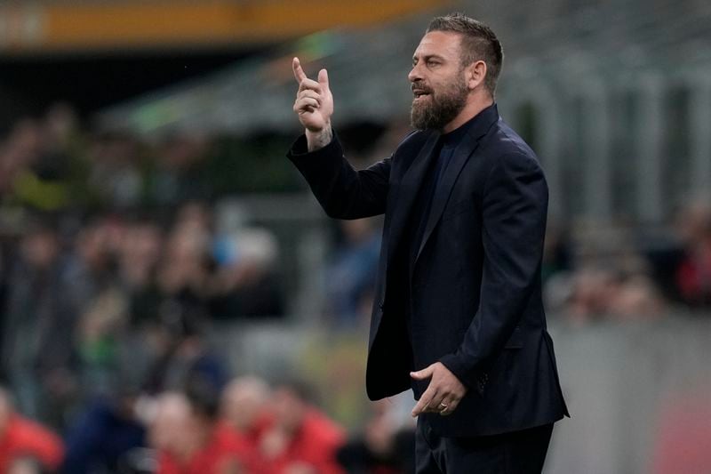 FILE - Roma's head coach Daniele De Rossi calls out to his players during the Europa League quarterfinal first leg soccer match between AC Milan and Roma at the San Siro Stadium, in Milan, Italy, Thursday, April 11, 2024. (AP Photo/Antonio Calanni, File)