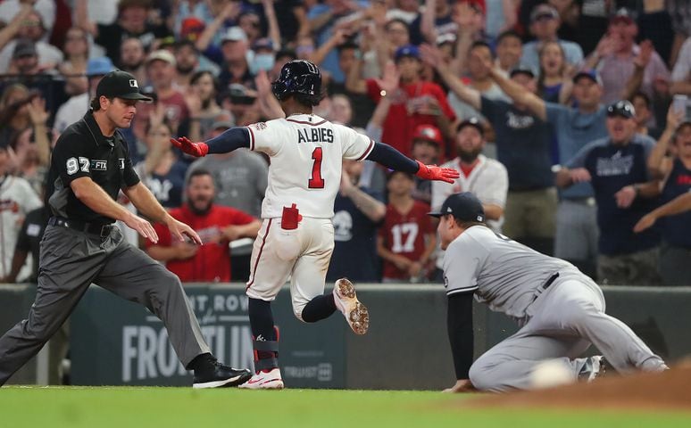 Braves' Brian Snitker ejected over challenge call vs. Royals