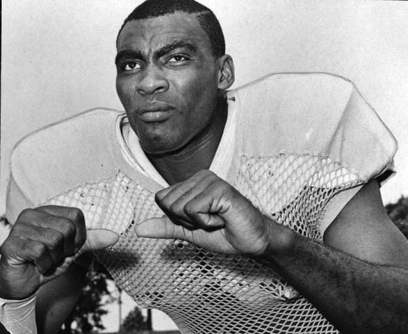 Claude Humphrey, fearsome pass rusher in the NFL, dies at 77 - Los Angeles  Times