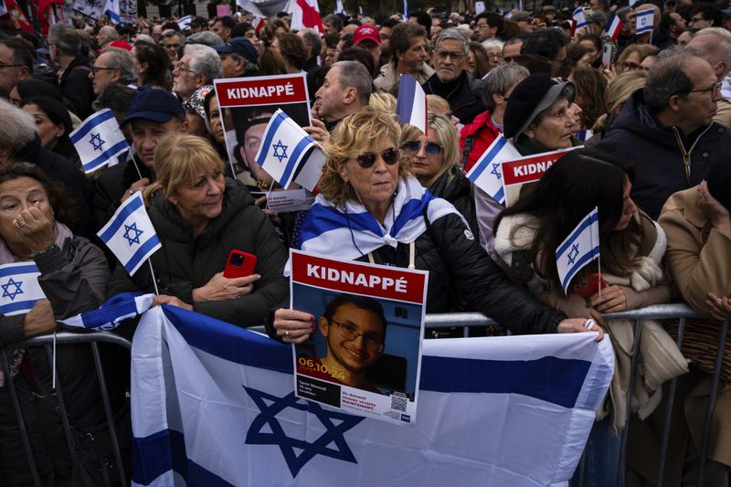 People attend a demonstration in support of Israel to mark the first anniversary of the Hamas attack on Israel, in Paris, Sunday, Oct. 6, 2024.(AP Photo/Louise Delmotte)