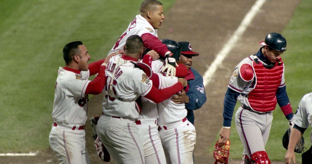 1995 NLCS Gm2: Smoltz's third career postseason SB 