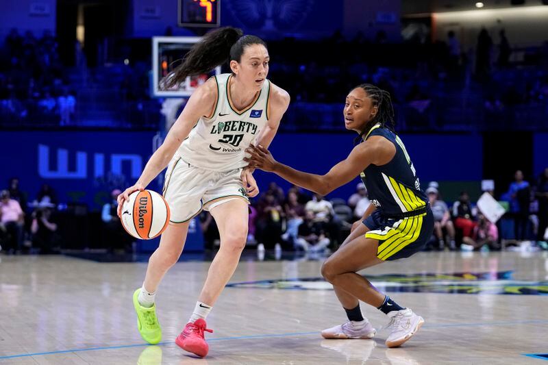 New York Liberty guard Sabrina Ionescu (20) works against Dallas Wings guard Jaelyn Brown, right, in the second half of a WNBA basketball game, Thursday, Sept. 12, 2024, in Arlington, Texas. (AP Photo/Tony Gutierrez)