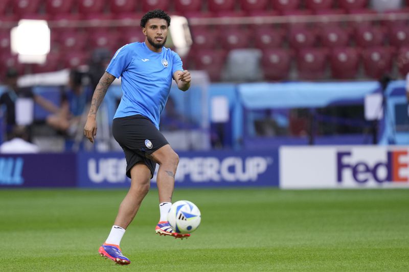 Atalanta's Ederson kicks the ball during a training session at the Narodowy Stadium, Tuesday, Aug. 13, 2024, in Warsaw, Poland, ahead of the UEFA Super Cup final soccer match between Real Madrid and Atalanta. (AP Photo/Darko Bandic)