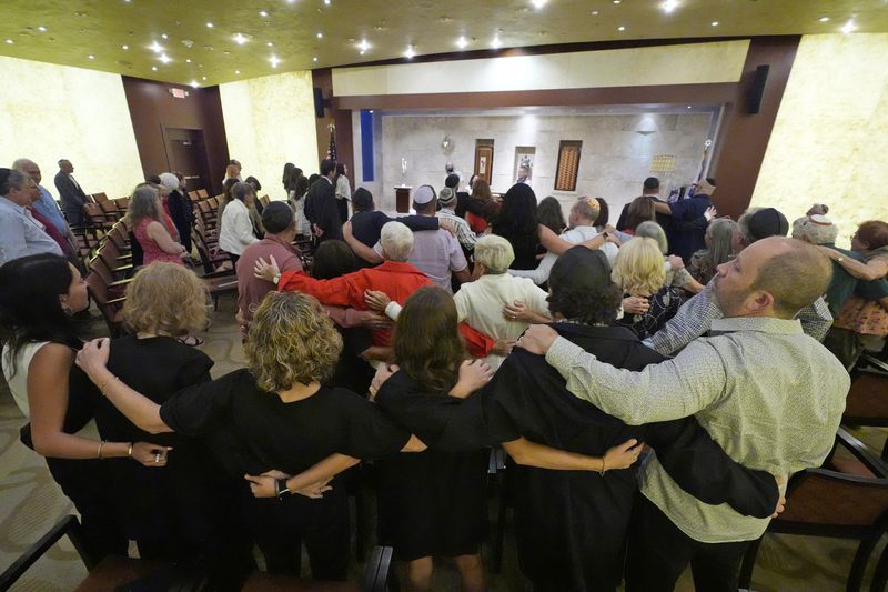 Worshipers sing as they pray for peace, during a Shabbat service, Friday, Sept. 27, 2024, at Temple Beth Sholom in Miami Beach, Fla. (AP Photo/Wilfredo Lee)