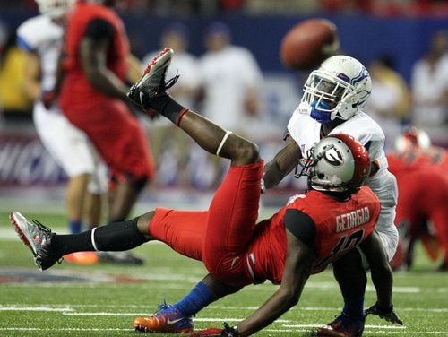 September 3, 2011: Georgia's Orson Charles catches a pass during the  Chick-Fil-A Kickoff Game between the Georgia Bulldogs and the Boise State  Broncos at the Georgia Dome in Atlanta, Georgia. Boise State