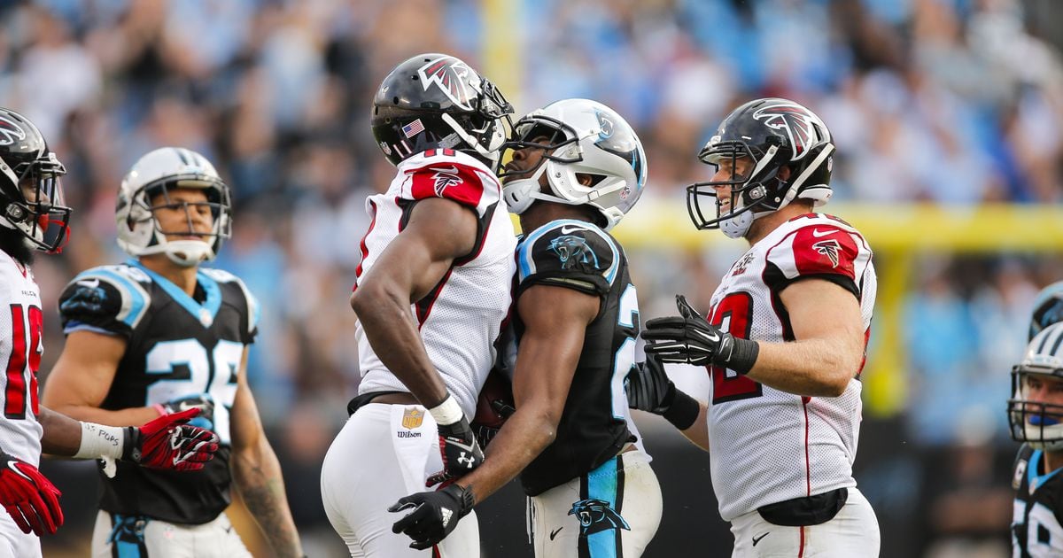 Atlanta Falcons wide receiver Devin Hester (17) looses control of