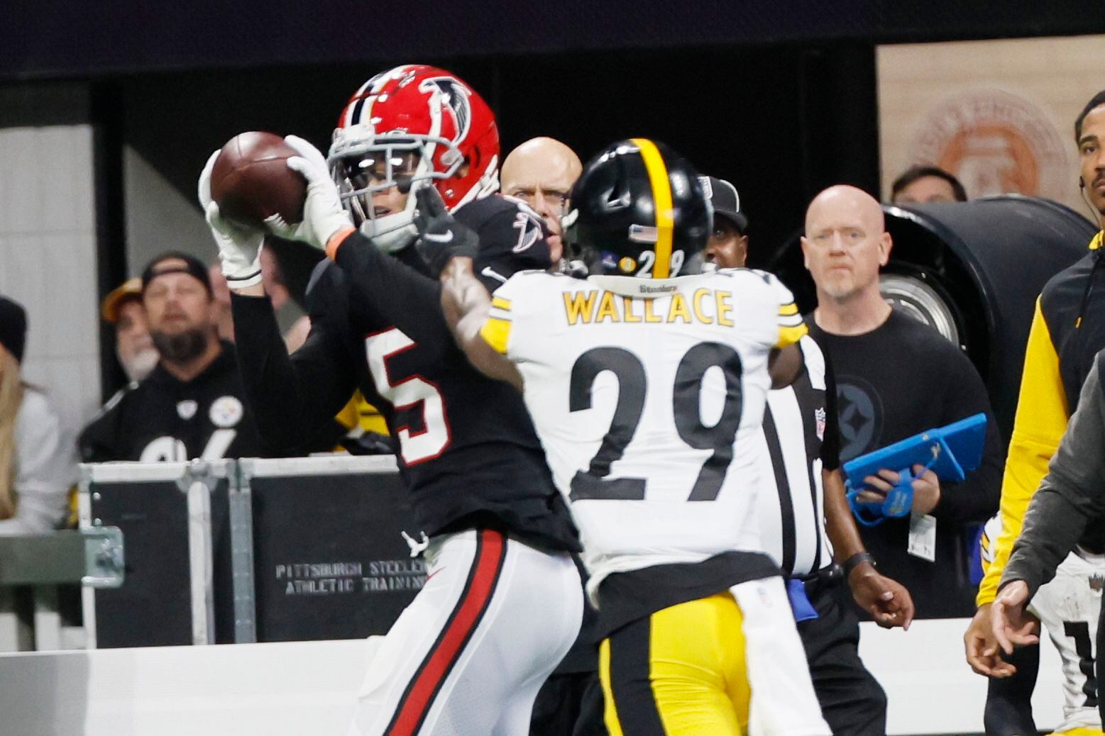 Atlanta Falcons cheerleaders perform during the first half of an NFL  football game against the Pittsburgh Steelers, Sunday, Dec. 4, 2022, in  Atlanta. The Pittsburgh Steelers won 19-16. (AP Photo/Danny Karnik Stock