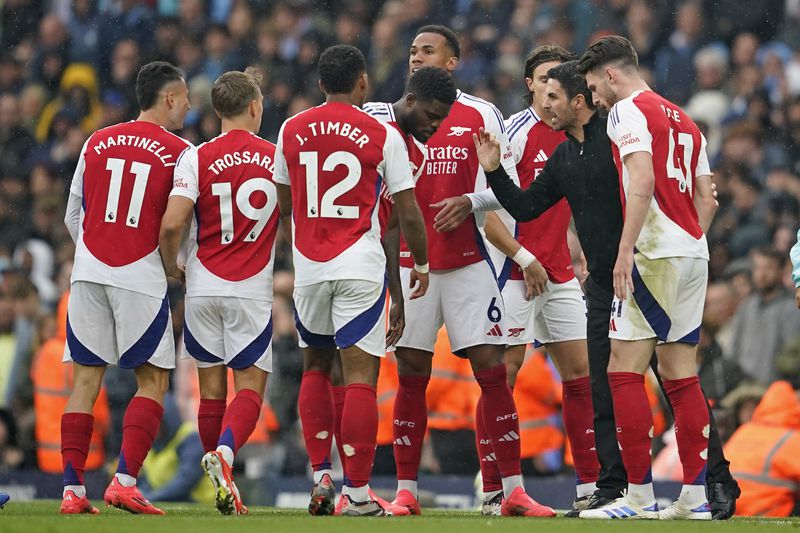 Arsenal's manager Mikel Arteta talks to his players during the English Premier League soccer match between Manchester City and Arsenal at the Etihad stadium in Manchester, England, Sunday, Sept. 22, 2024. (AP Photo/Dave Thompson)