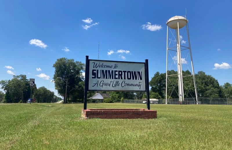 The town sign for Summertown advertises the city as "A Great Little Community."