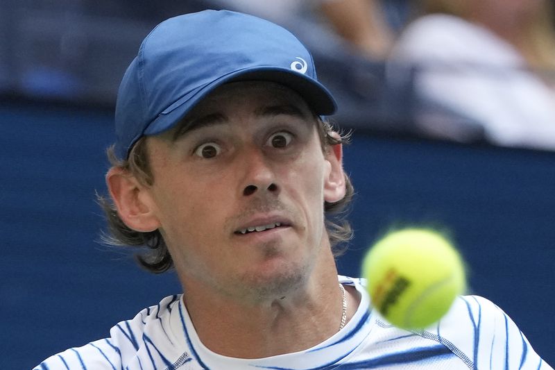 Alex de Minaur, of Australia, returns a shot to Jack Draper, of Great Britain, during the quarterfinals of the U.S. Open tennis championships, Wednesday, Sept. 4, 2024, in New York. (AP Photo/Pamela Smith)