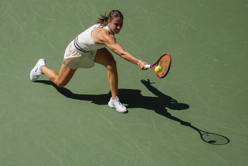 Emma Navarro, of the United States, returns a shot to Paula Badosa, of Spain, during the quarterfinals of the U.S. Open tennis championships, Tuesday, Sept. 3, 2024, in New York. (AP Photo/Kirsty Wigglesworth)