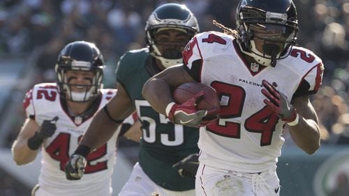 PHILADELPHIA, PA - NOVEMBER 13: Devonta Freeman #24 of the Atlanta Falcons runs with the ball against Brandon Graham #55 of the Philadelphia Eagles in the second quarter at Lincoln Financial Field on November 13, 2016 in Philadelphia, Pennsylvania. (Photo by Mitchell Leff/Getty Images)