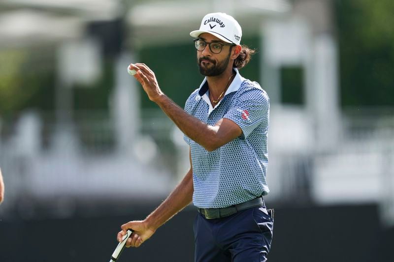 Akshay Bhatia waves after hitting his birdie putt on the 18th green during the first round of the Rocket Mortgage Classic golf tournament at Detroit Country Club, Thursday, June 27, 2024, in Detroit. (AP Photo/Paul Sancya)